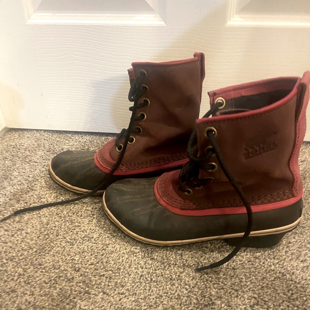 Sorrel women’s size 9 winter boots.  Treads are like new!